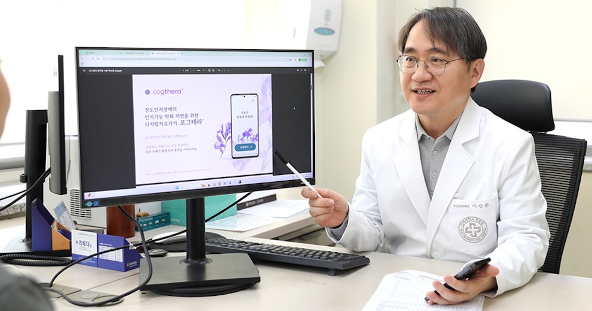 A doctor explaining to a patient about a digital cognitive therapeutic device