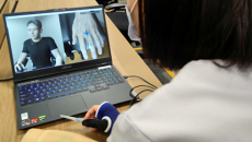 A nurse demonstrating IV cannulation using the IV NIMBLE VR training programme