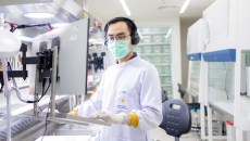 A hospital pathologist analysing images using an AI platform