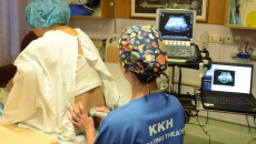 An anaesthetist demonstrating the use of uSINE on a patient