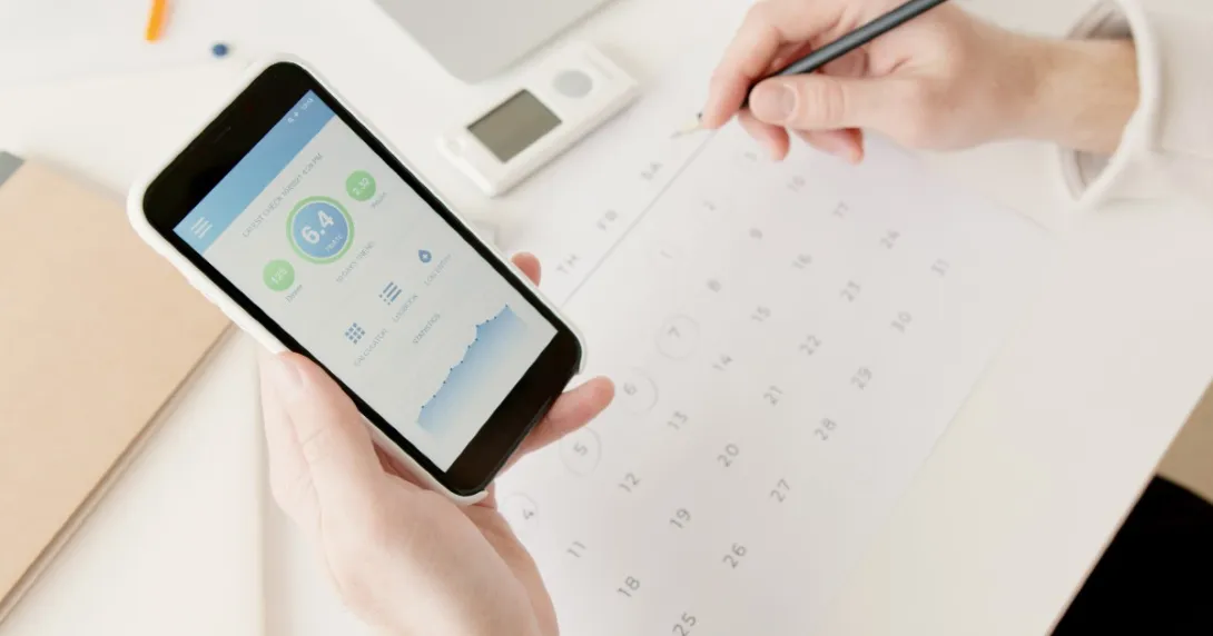 A person using a connected glucose device