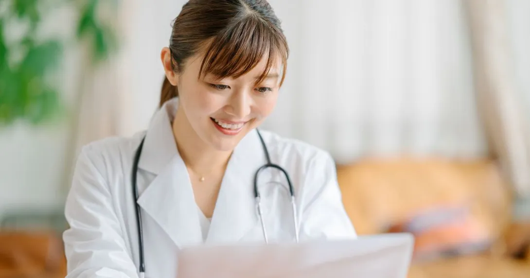 A doctor in a teleconsultation using a laptop computerx