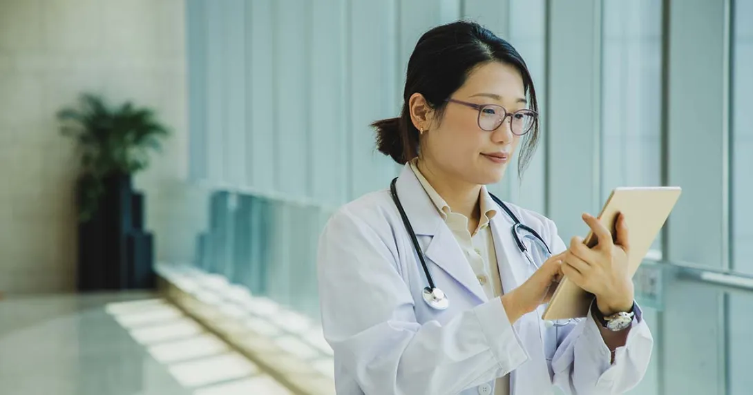 Doctor using tablet_HITN_Sponsored post_Getty-Kilito Chan