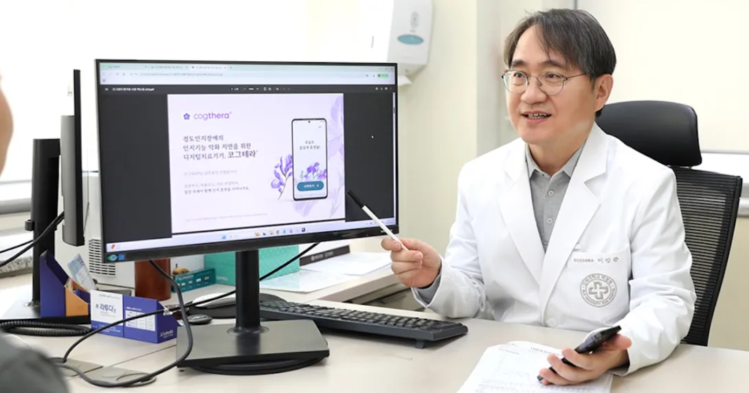 A doctor explaining to a patient about a digital cognitive therapeutic device