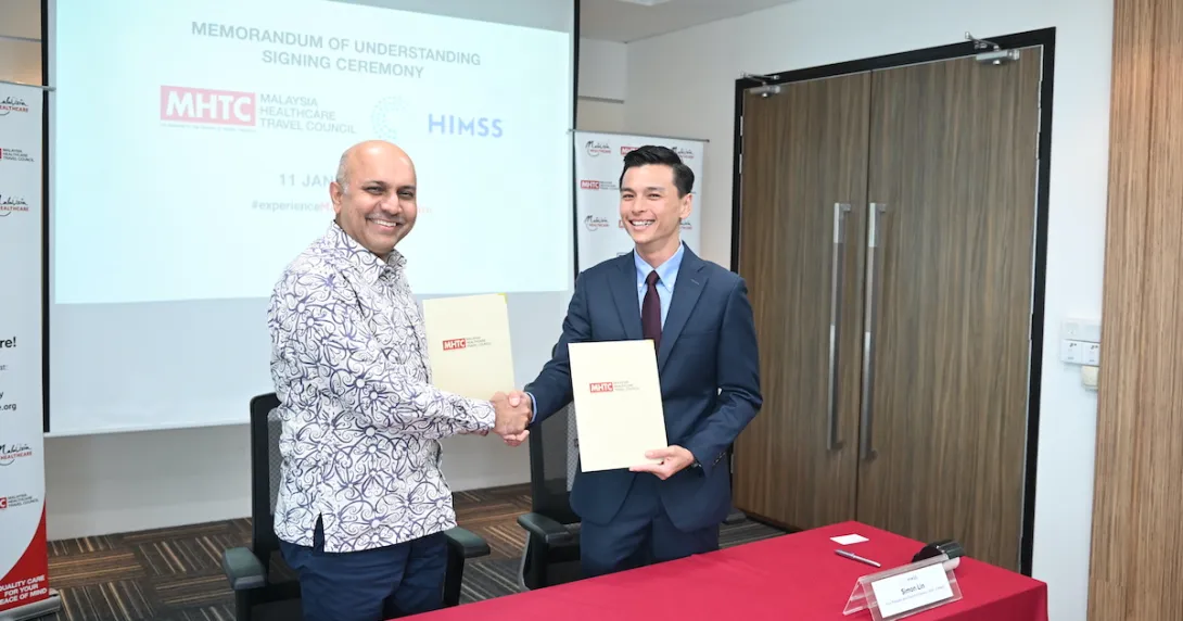 [Left-Right] Mohd Daud Mohd Arif, CEO, Malaysia Healthcare Travel Council, and Simon Lin, VP and Executive Director for Asia-Pacific, HIMSS