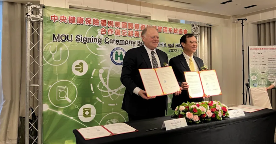 HIMSS president and CEO Hal Wolf and NHIA Director General Chung-Liang Shih during the signing of a memorandum of understanding in Taiwan
