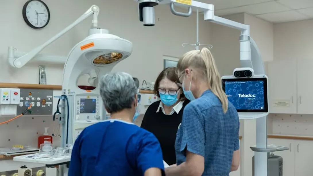 Clinical staff discussing among themselves